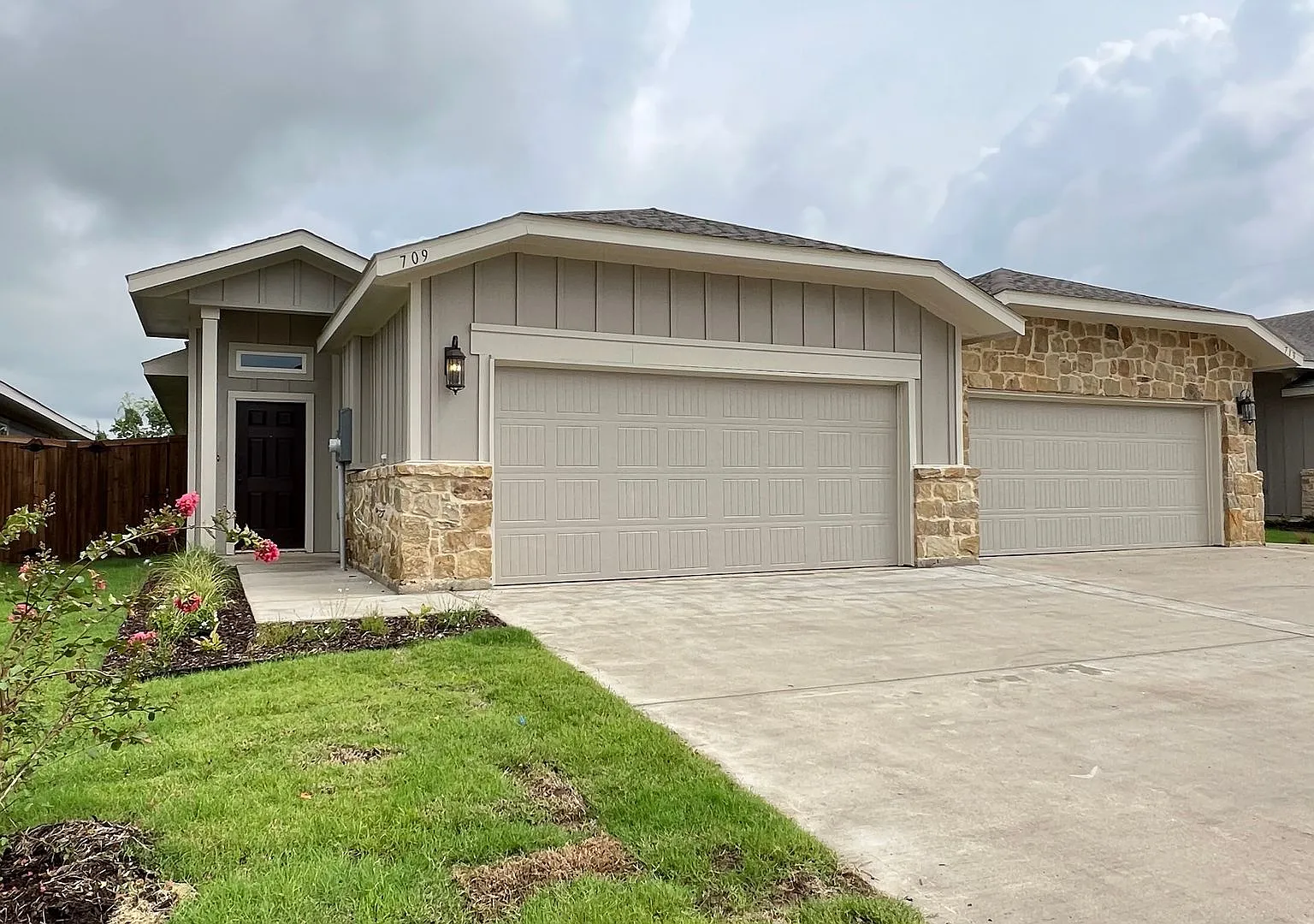 Gorgeous 3 Bedroom Duplex Located In Midlothian Isd! — Photo 1