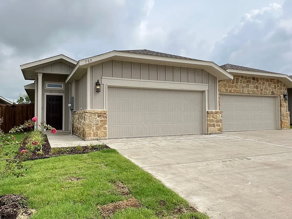 709 Blackland Dr