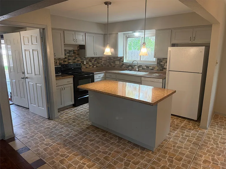 7604 Bender Dr — Photo 4
