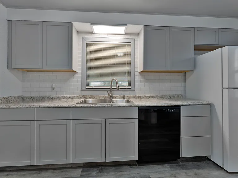 1539 Weston Ave — Photo 10