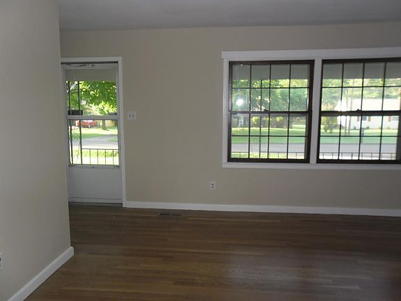 5th image of 1113 Woodcrest Dr