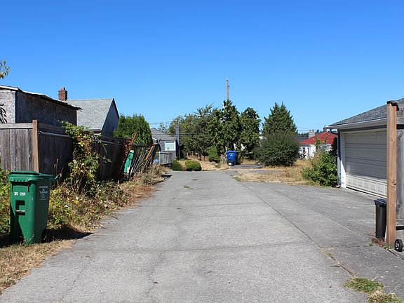 Back alley-way pic #1