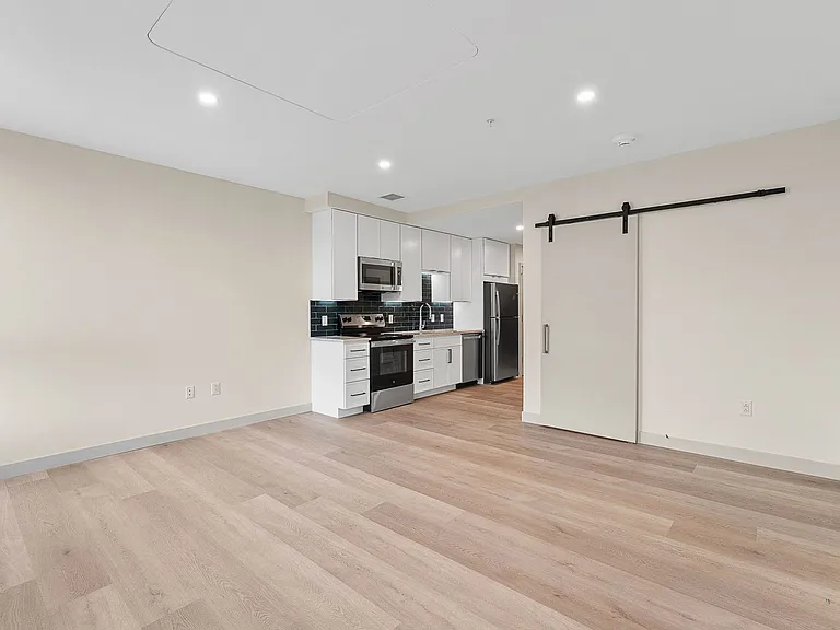 Bank Street Apartments at Burlington Square — Photo 11