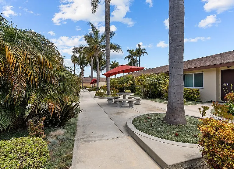 Huntington Garden Apartments — Photo 23
