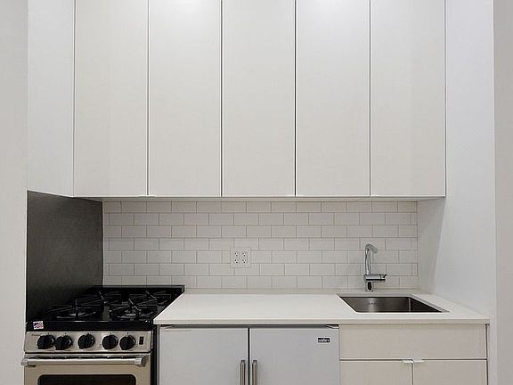 3rd image of 188 Avenue Of The Americas APT 1FS