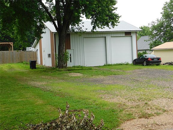 3rd image of 110 Plum St