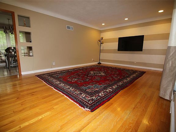 Living room opens to dinning area