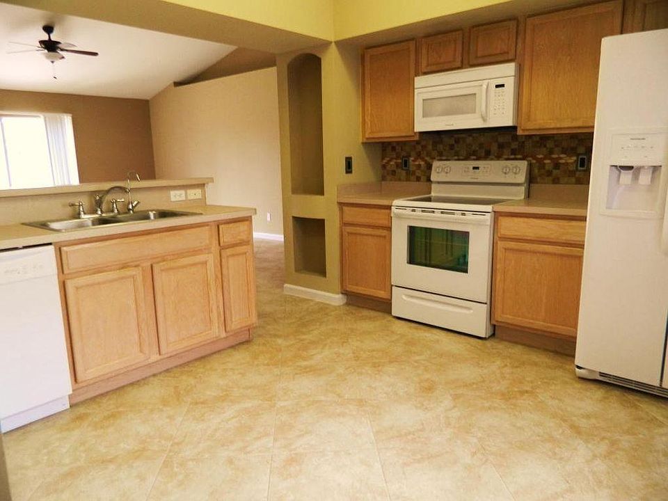 2nd image of 725 NW Floresta Dr