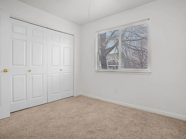 Lakeview Apartments — Photo 10