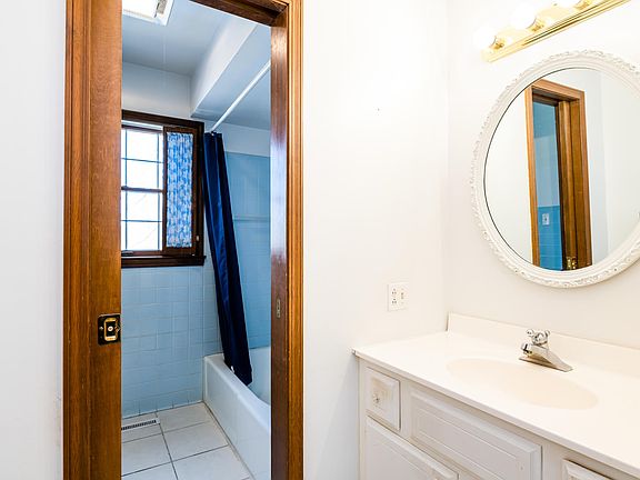 3rd image of 2944 Windsor Dr