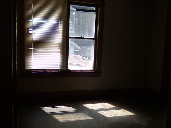 5th image of 612 W Adams St APT 3