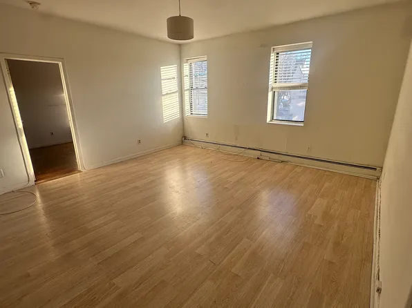 89 Wolfs Ln, Pelham, NY