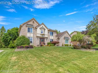 25499 Hunt Club Blvd, Farmington Hills, MI 48335