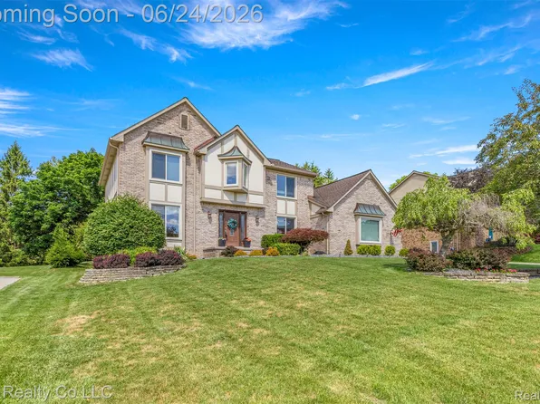 25499 Hunt Club Blvd, Farmington Hills, MI 48335