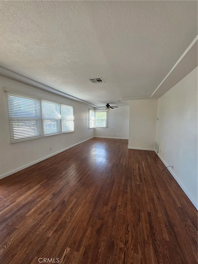 3 bed, 1074 sqft, $3,500 — Photo 2