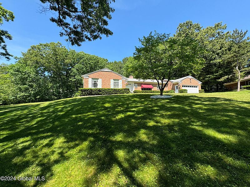 2nd image of 5 Sage Hill Lane