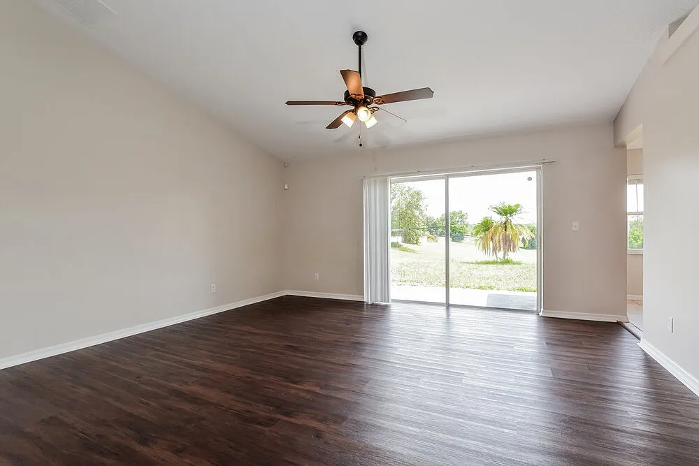 3 bed, 2.0 bath, 1382 sqft, $2,260 — Photo 4