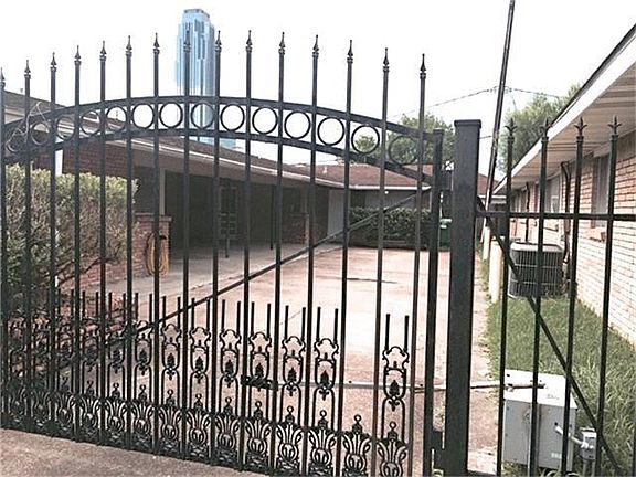 2/2 PLUS 2 PARKING SPACES IN SOUGHT AFTER GALLERIA AREA!