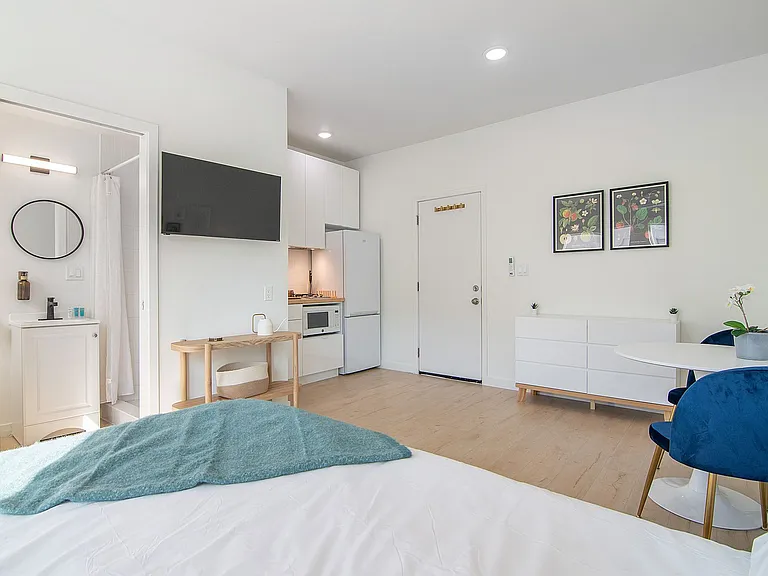 8th Street Studios Near Downtown Los Angeles Move-In Special — Photo 9