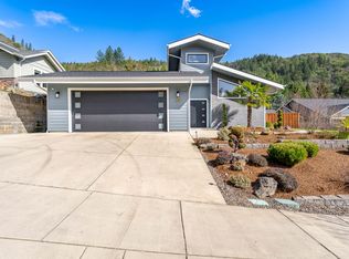 107 NE Vertical Dr, Grants Pass, OR 97526