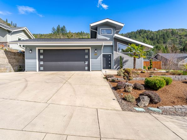 107 NE Vertical Dr, Grants Pass, OR 97526