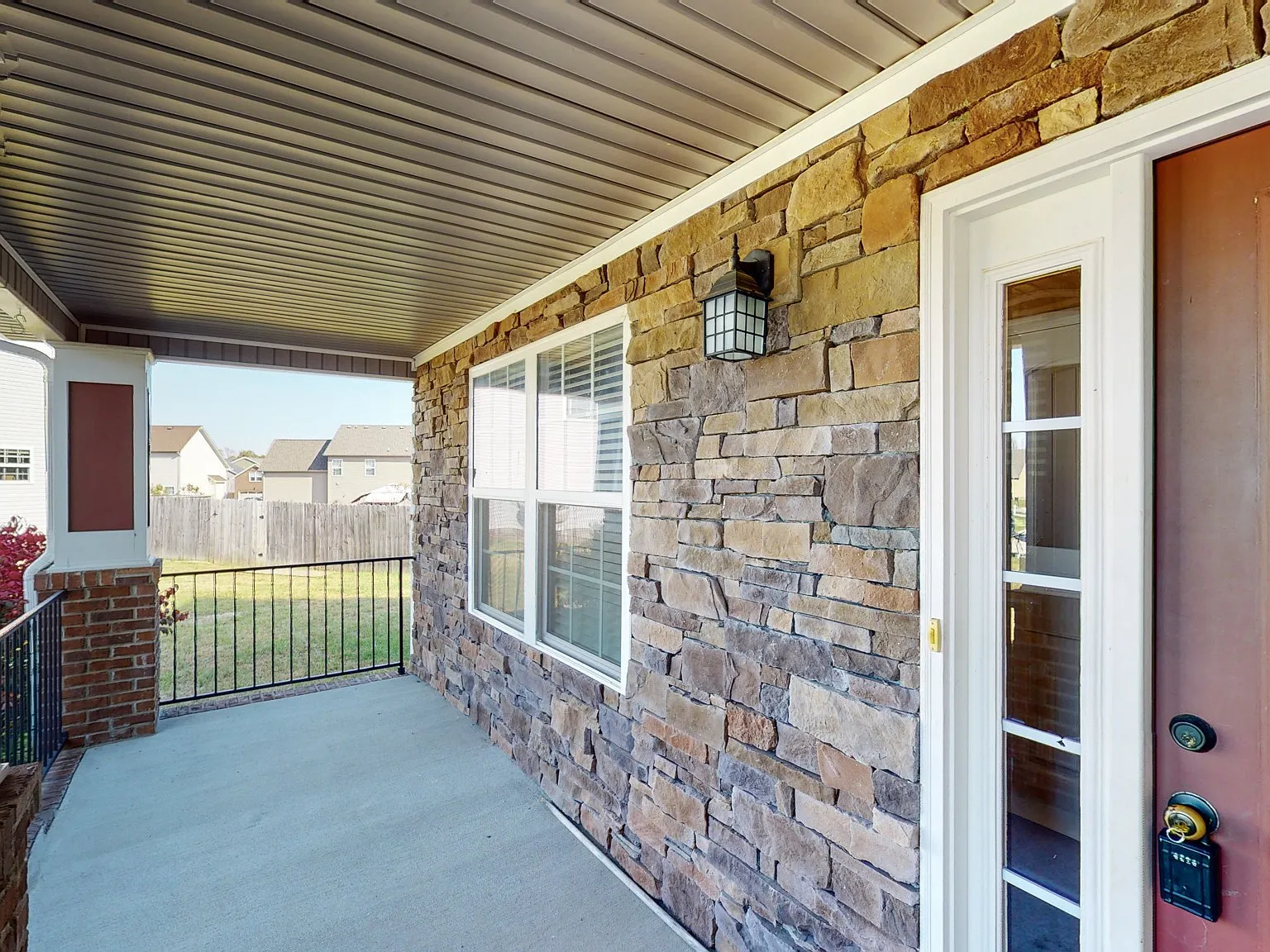4 bed, 2.5 bath, 2353 sqft, $2,300 — Photo 2