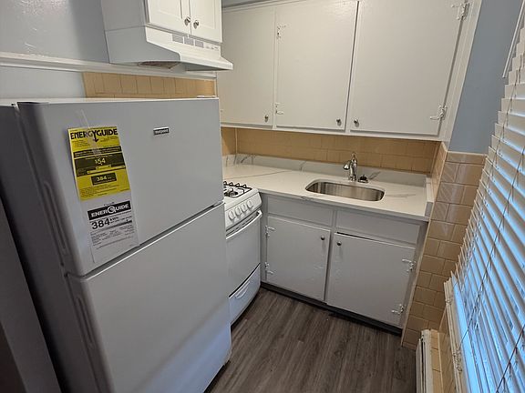 Kitchen (angle 1)