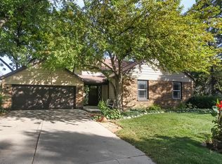 949 Kendallwood Dr, Crystal Lake, IL 60014