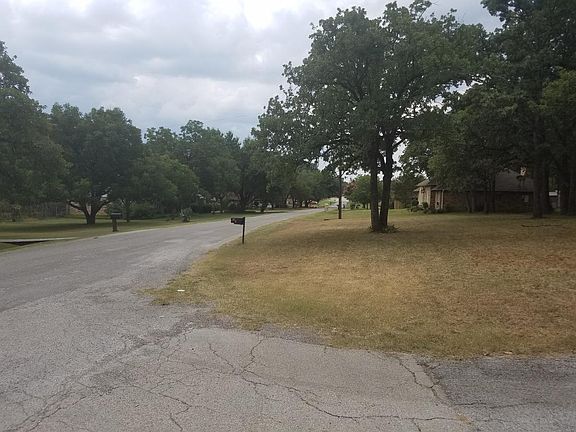 Sits on a quiet street with mature trees