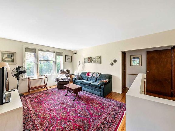 5th image of 671 Royalite Way SE