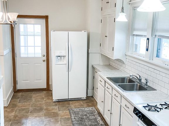 3rd image of 142 Saint Andrews Ave