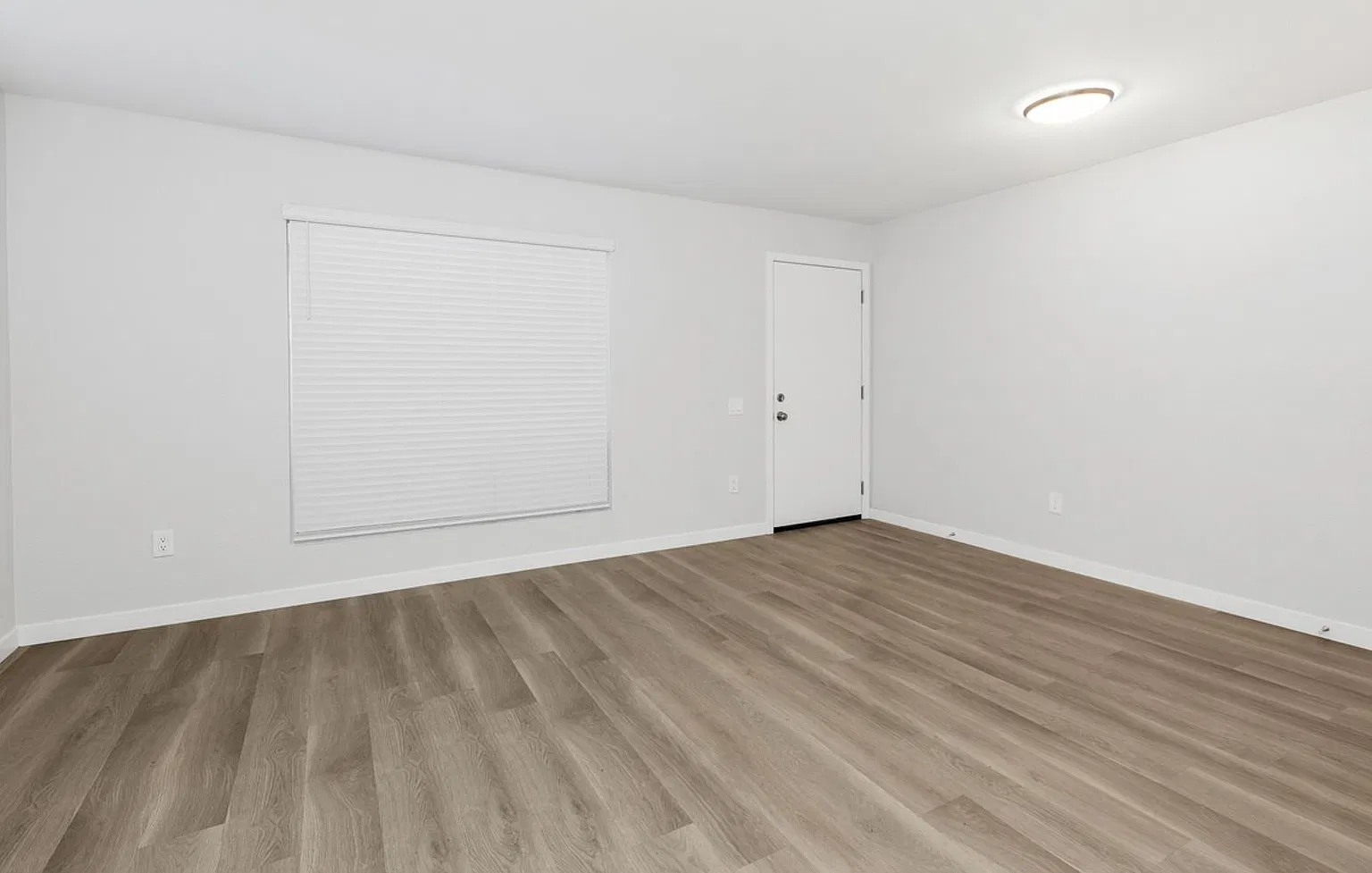 City Heights Lovely Renovated One Bedroom Downstairs. — Photo 3