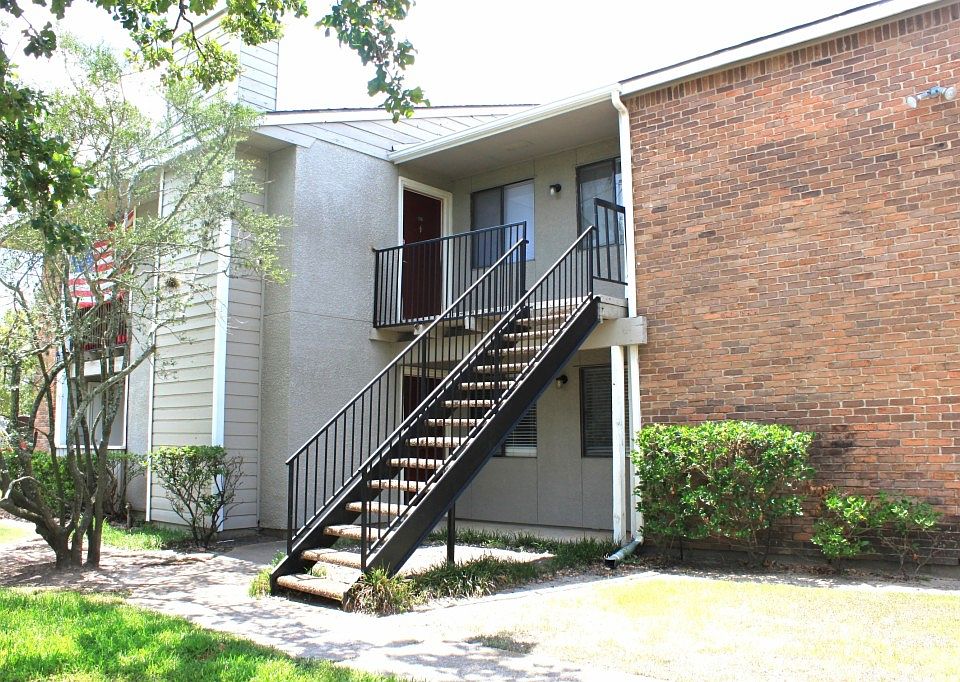 1st image of 1901 Holleman Dr #105