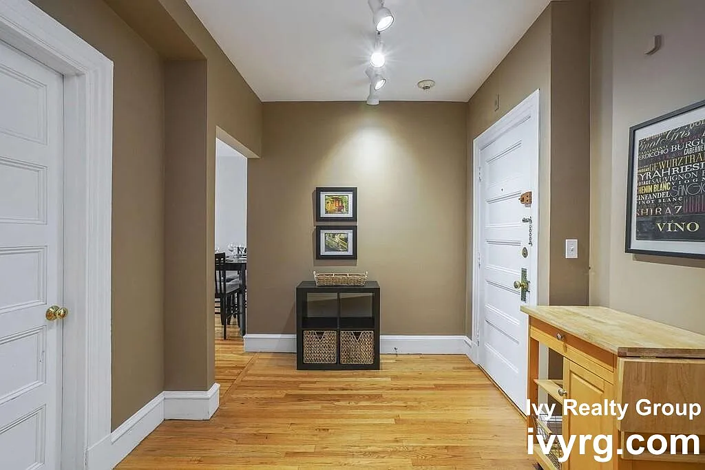 2 bed, 1.0 bath, 727 sqft, $3,600 — Photo 4