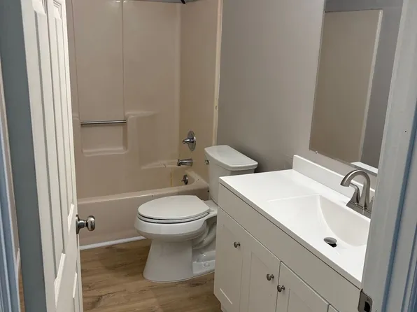 558 W 23rd St #560, Holland, MI 49423