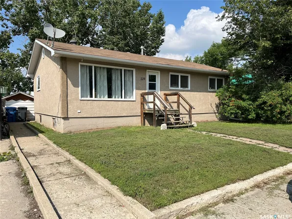 229 4th Avenue E, Gravelbourg, SK S0H 1X0