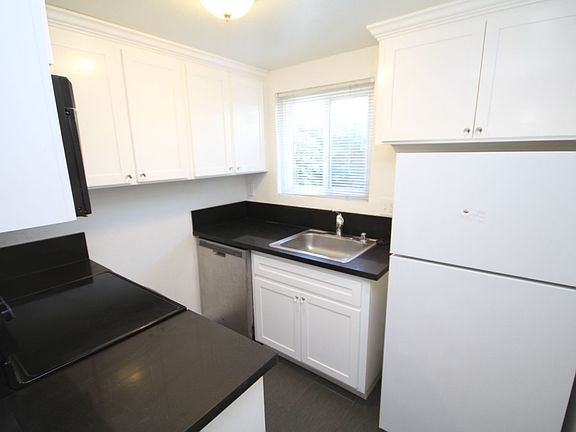 4th image of 2819 E St APT 3