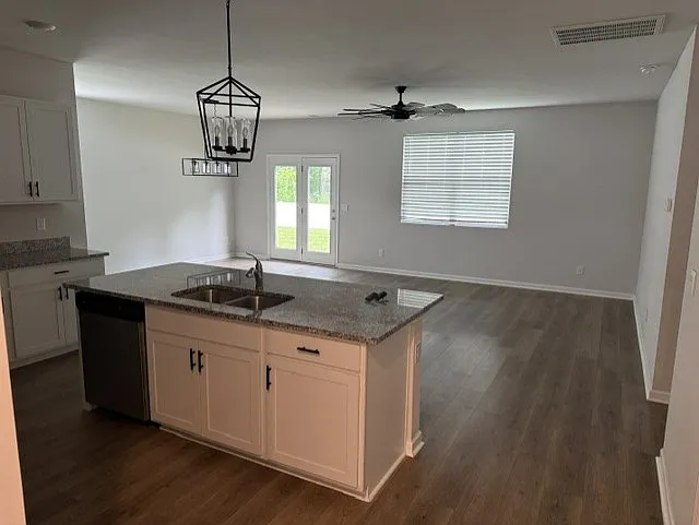 4 bed, 2.5 bath, 2390 sqft, $2,450 — Photo 2