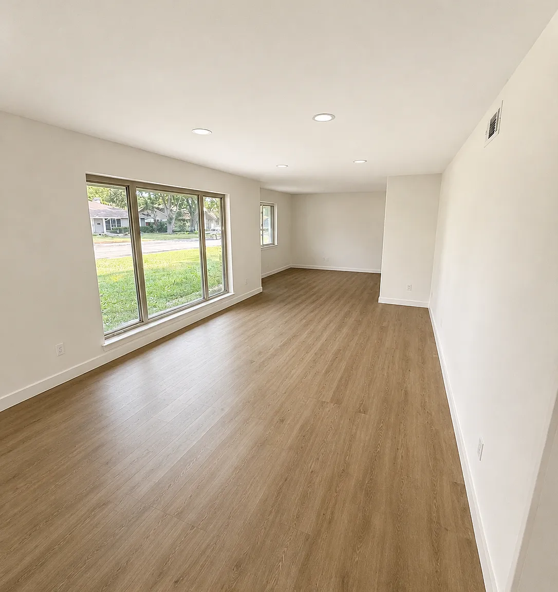 4 bed, 2.5 bath, 2196 sqft, $4,300 — Photo 2