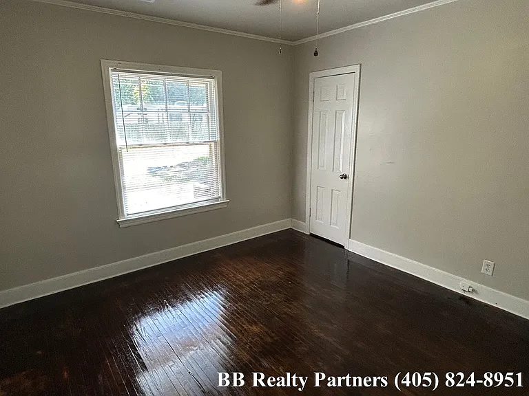 3328 E 6th St — Photo 11