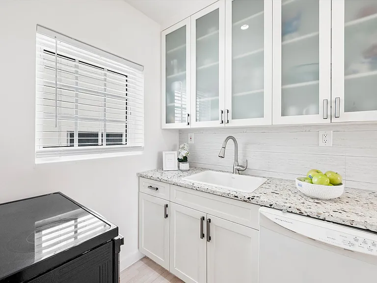 439 15th St #10 — Photo 13