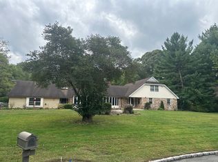 4 Cedarwood Ct, Syosset, NY 11791