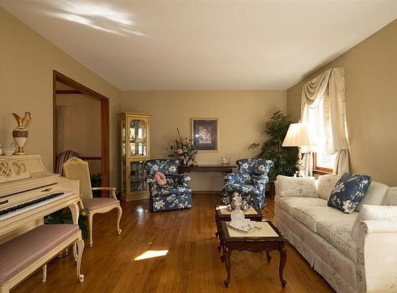 5th image of 716 John Paul Ct