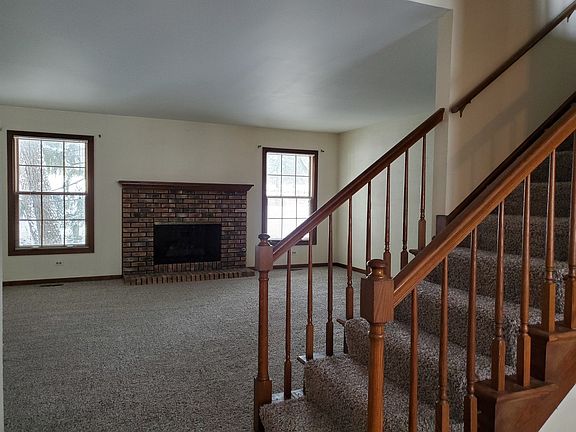4th image of 831 N Driveway