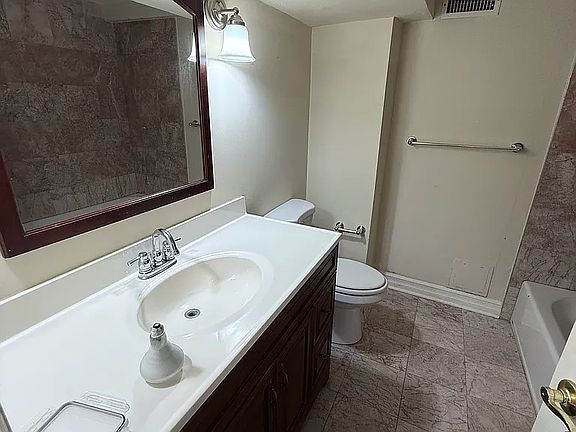 5th image of 902 Spruce St APT B