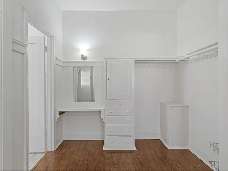 21 Westminster Ave #208 — Photo 6