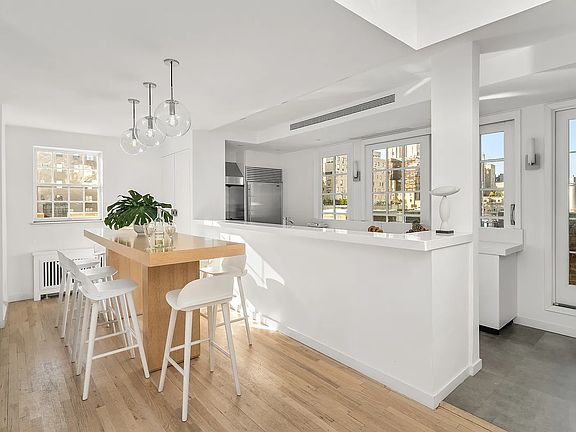 5th image of 21 E 66th St #Pha