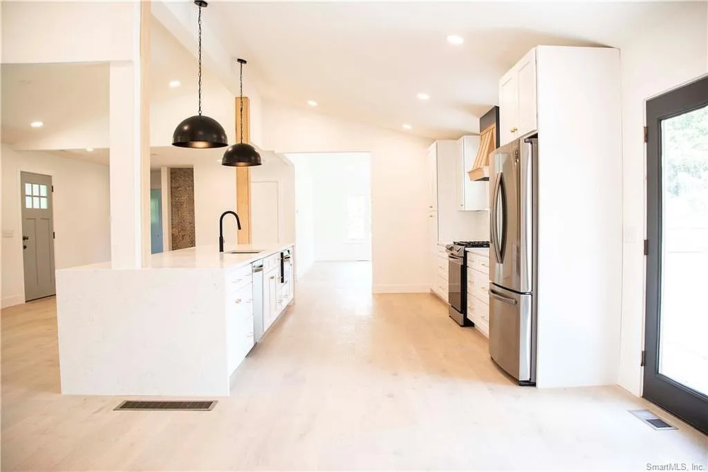 5 bed, 4422 sqft, $5,250 — Photo 4