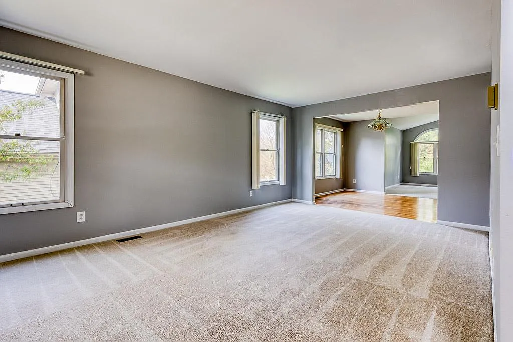 4 bed, 2.5 bath, 2700 sqft, $3,000 — Photo 3