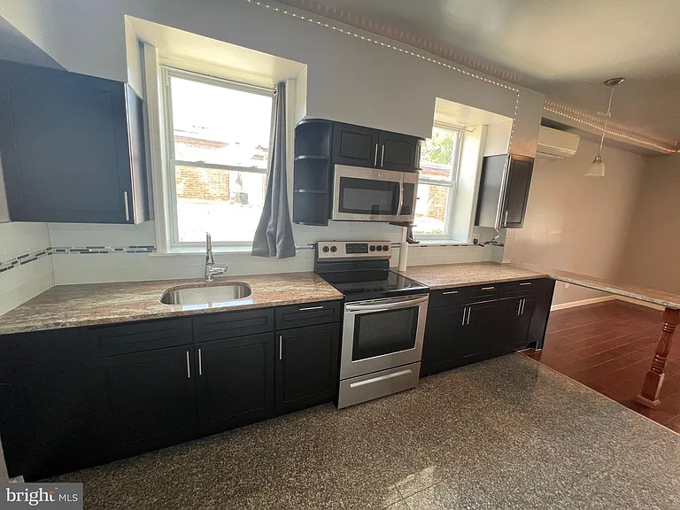 631 N 11th St #2R — Photo 4